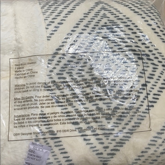 DSW Sherpa Throw Blanket Geo Print White/Gray. - Picture 4 of 5